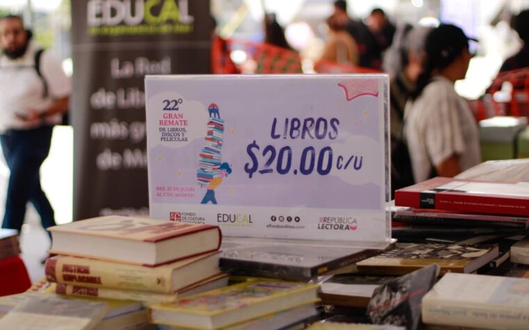 Libros en oferta durante el 22º Gran Remate de Libros, Discos y Películas en el Monumento a la Revolución