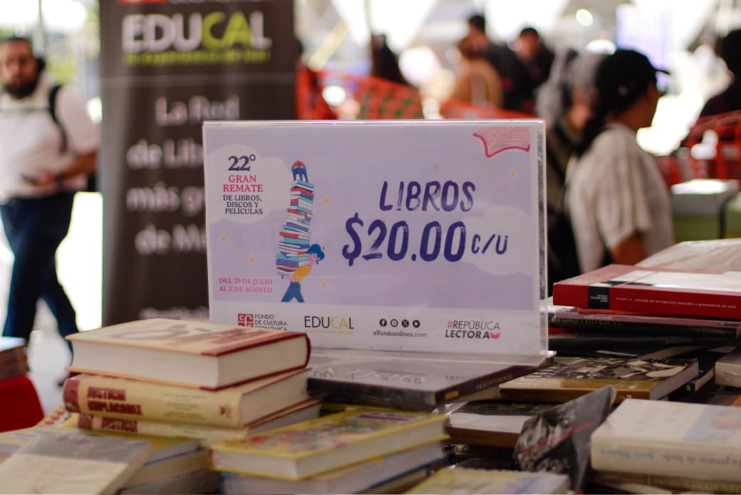Libros en oferta durante el 22º Gran Remate de Libros, Discos y Películas en el Monumento a la Revolución